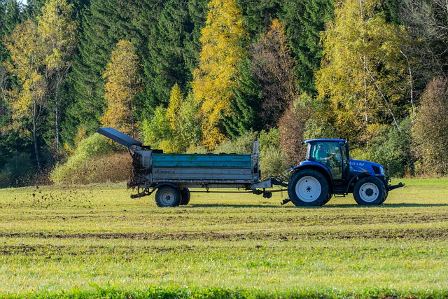Trattore che distribuisce fertilizzante in campo